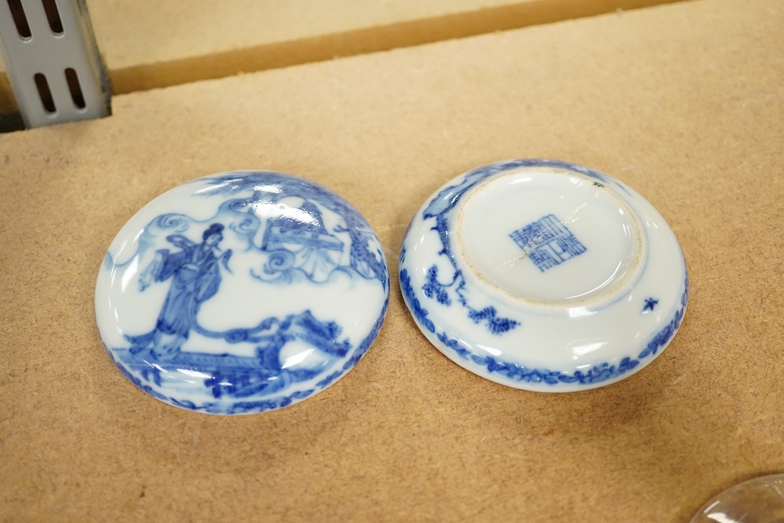 A Chinese blue and white box, Republic period, 9cm diameter